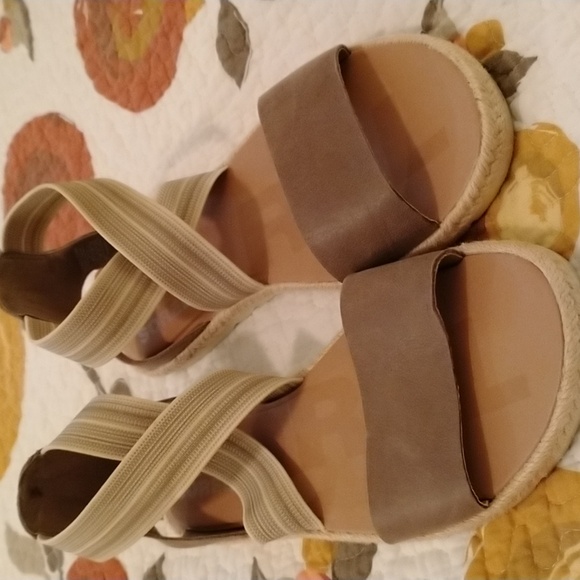 Sorel taupe white size 8 women flat sandals - Picture 3 of 5